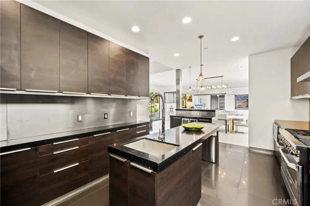 12148 Travis Los Angeles, CA 90049
