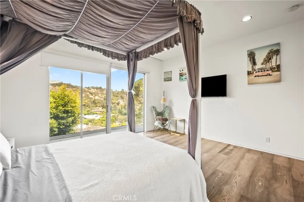 12148 Travis Los Angeles, CA 90049