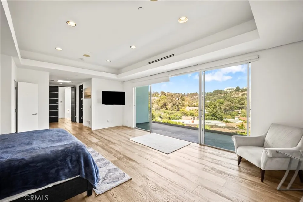12148 Travis Los Angeles, CA 90049