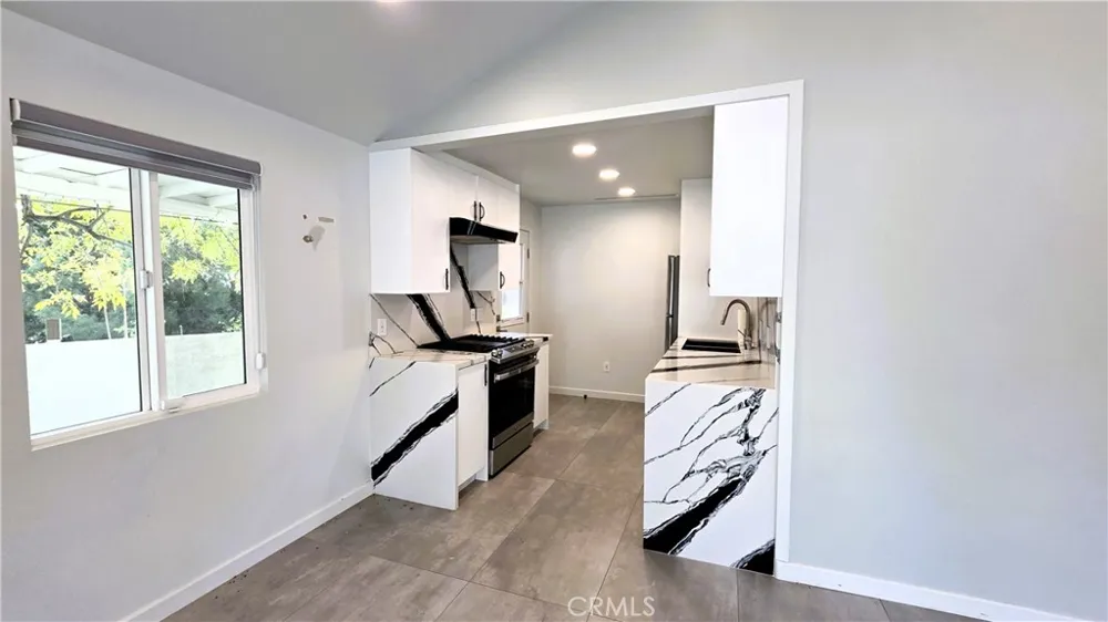 11819 West Trail Sylmar, CA 91342