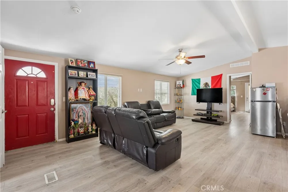 18455 Pequena Entrada Perris, CA 92570