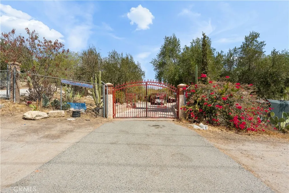 18455 Pequena Entrada Perris, CA 92570