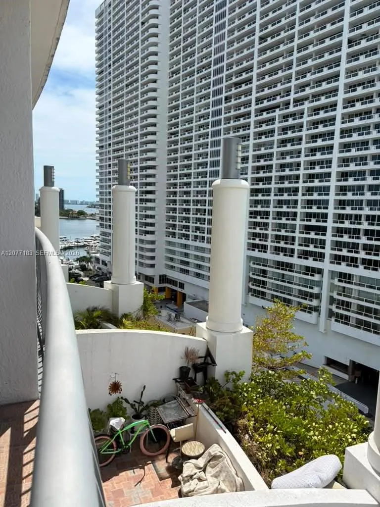 1750 Bayshore Dr #1216 Miami, FL 33132