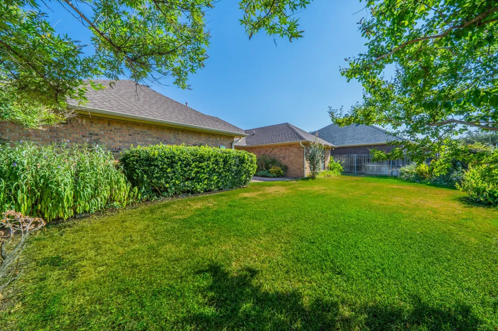 529 Winston Street Grand Prairie, TX 75052