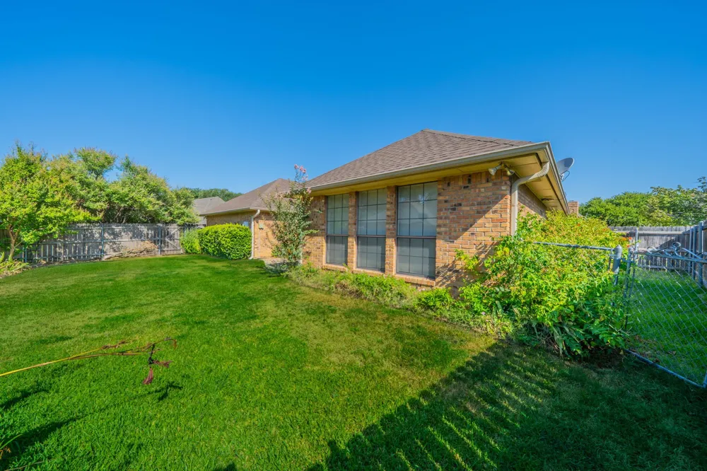 529 Winston Street Grand Prairie, TX 75052