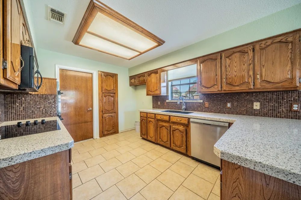 529 Winston Street Grand Prairie, TX 75052