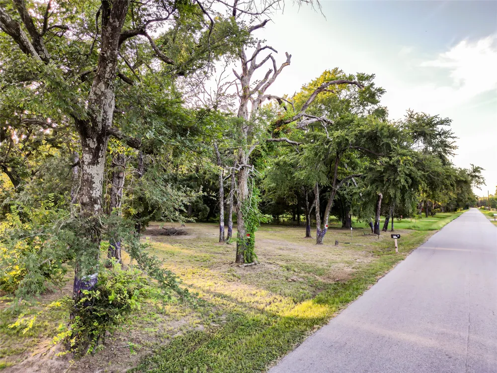 208 Old Indian Trail Tool, TX 75143