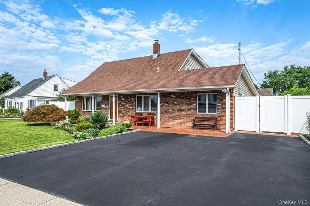 60 Academy Lane Levittown, NY 11756