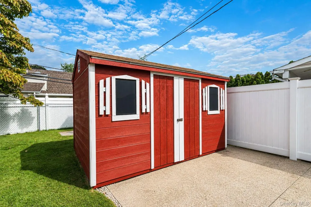 60 Academy Lane Levittown, NY 11756