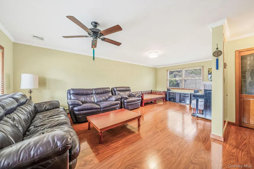 60 Academy Lane Levittown, NY 11756