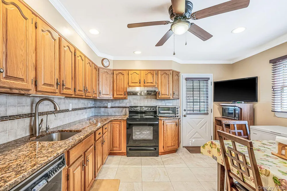 60 Academy Lane Levittown, NY 11756