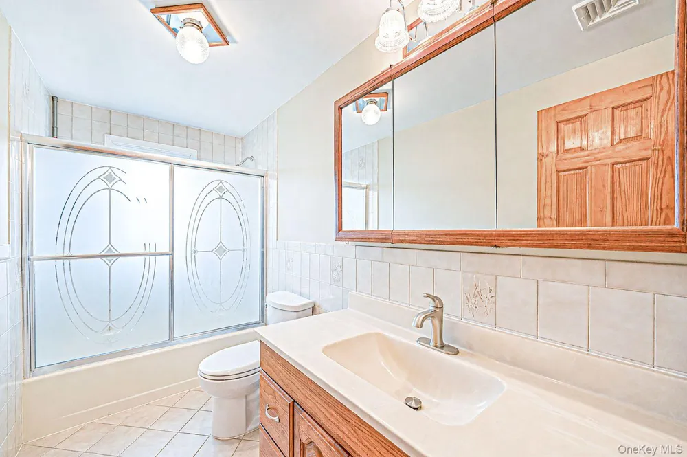 60 Academy Lane Levittown, NY 11756