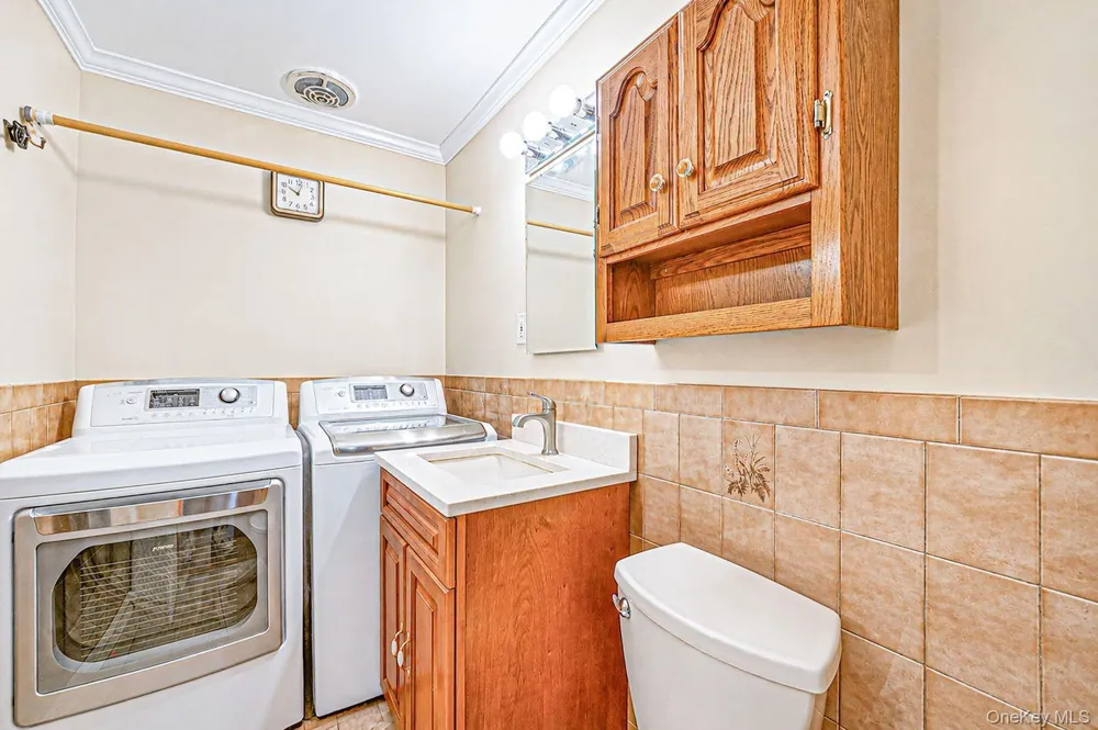 60 Academy Lane Levittown, NY 11756