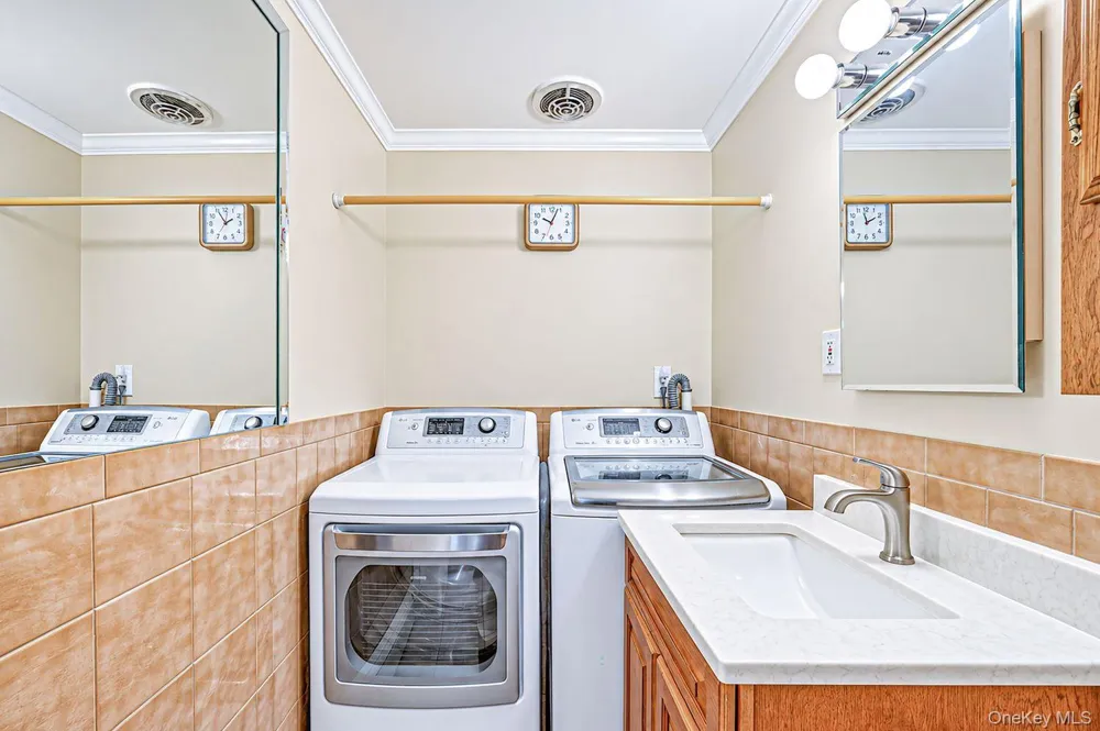 60 Academy Lane Levittown, NY 11756