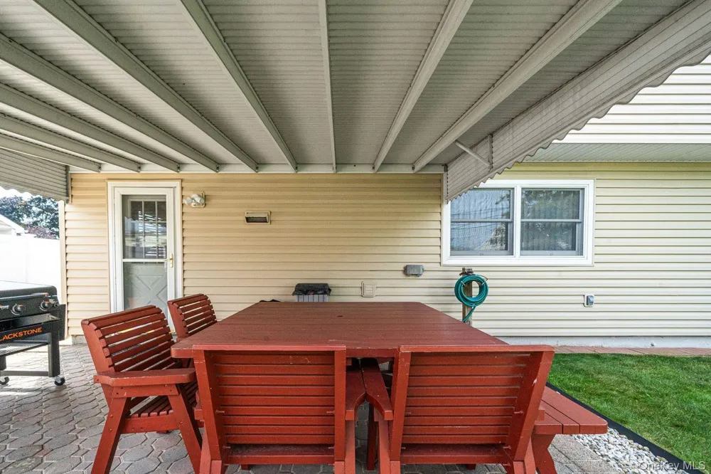60 Academy Lane Levittown, NY 11756