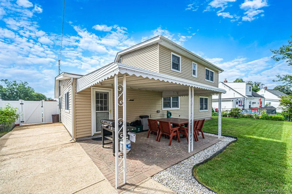 60 Academy Lane Levittown, NY 11756