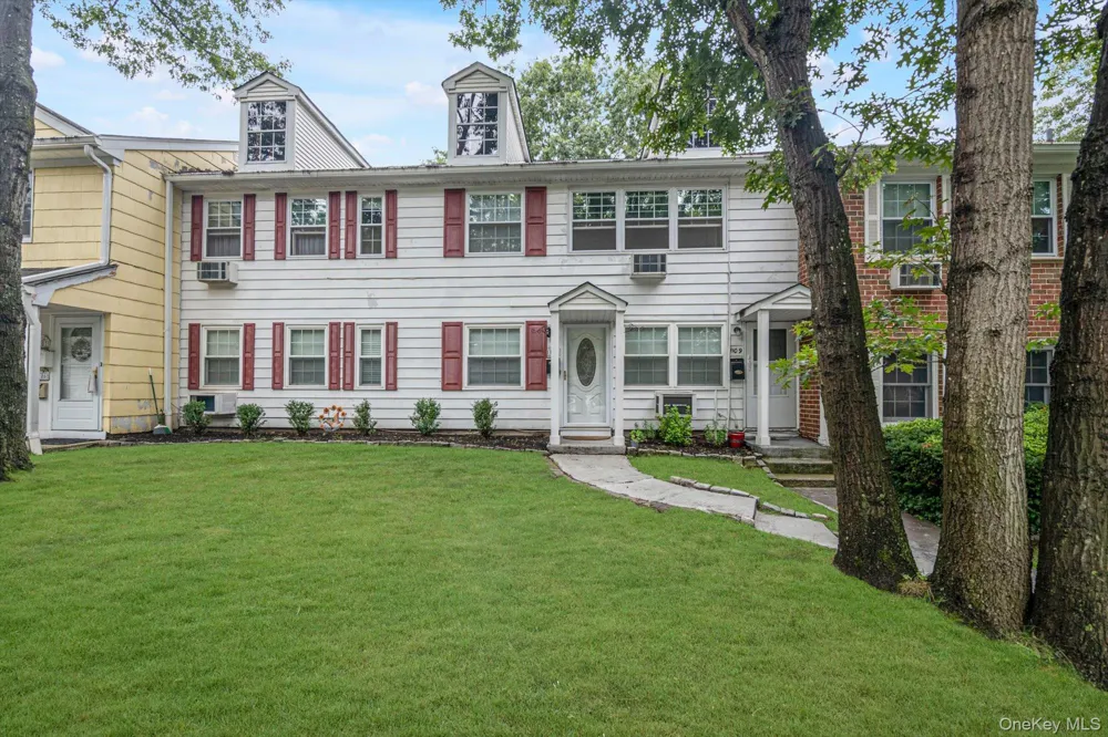 1108 Towne House Village Hauppauge, NY 11749
