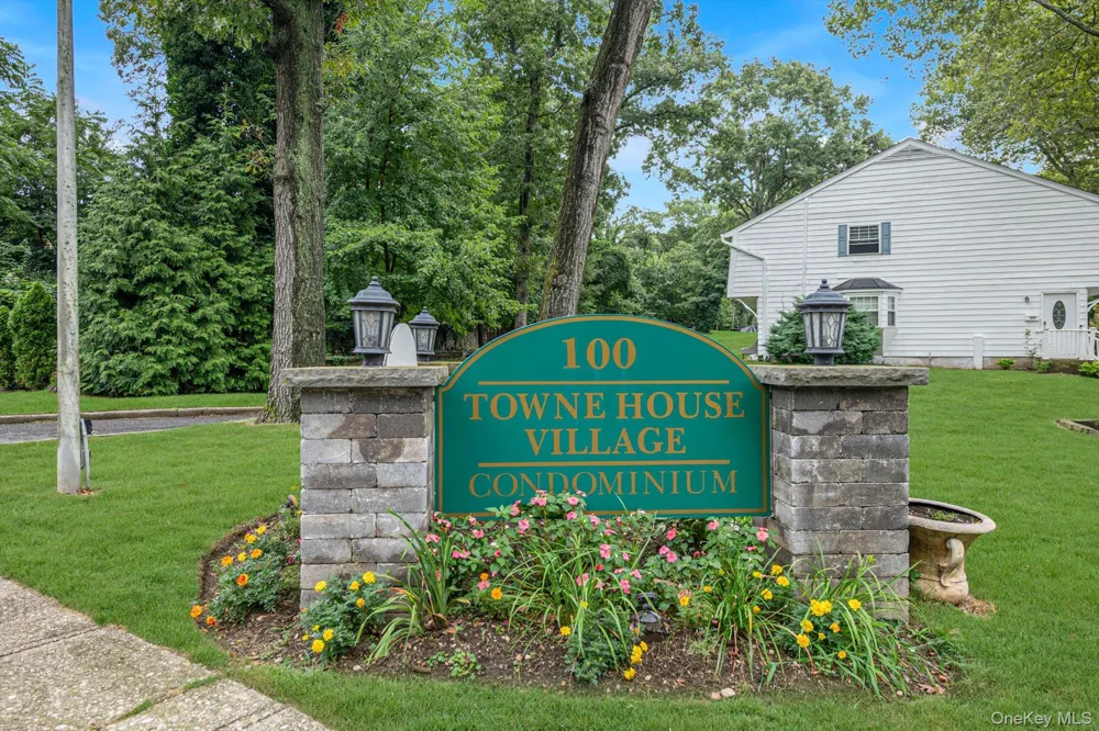 1108 Towne House Village Hauppauge, NY 11749