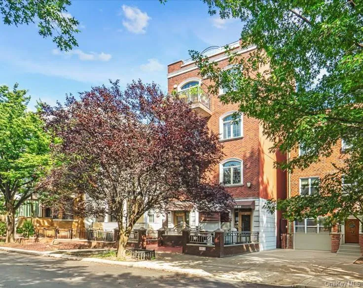 2569 38th Street #1R Astoria, NY 11103