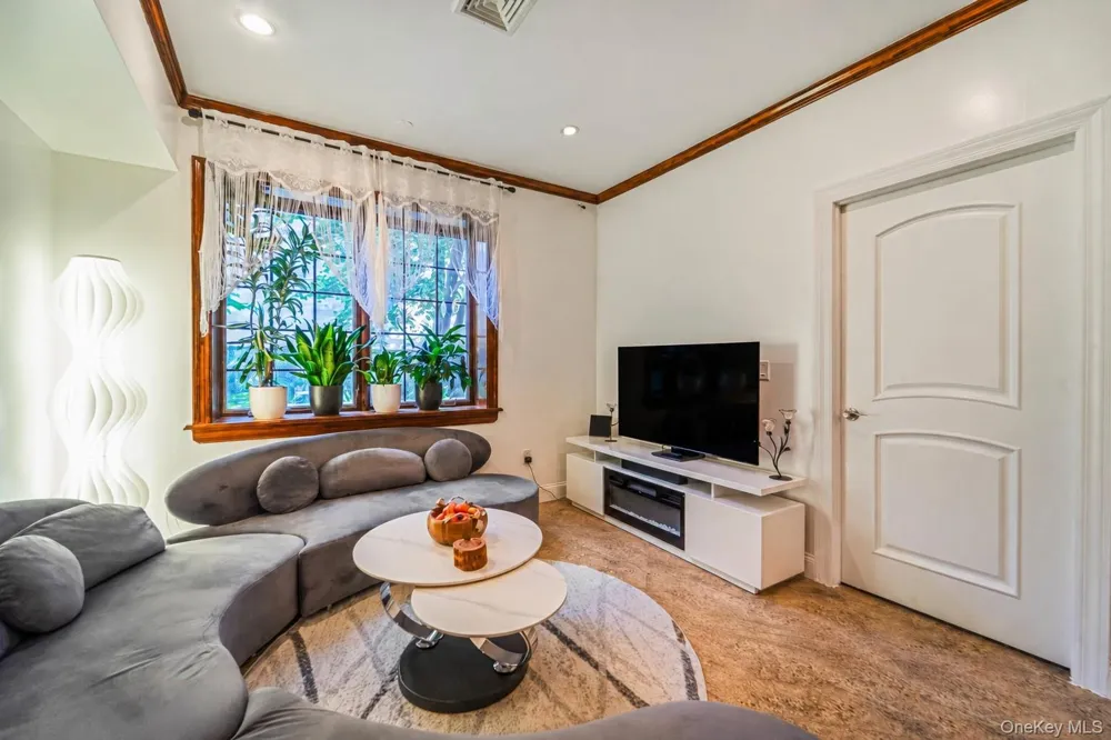 2569 38th Street #1R Astoria, NY 11103