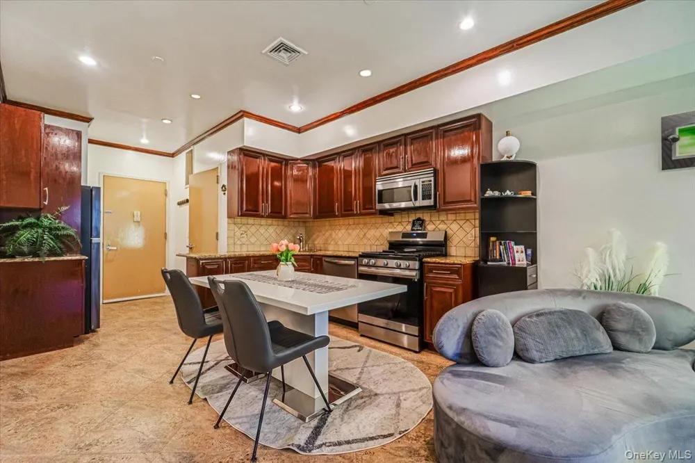 2569 38th Street #1R Astoria, NY 11103