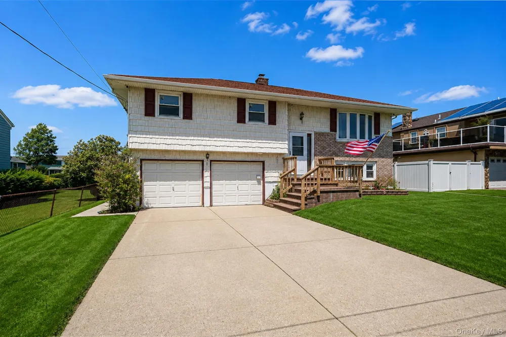 8 Wilson Place Lindenhurst, NY 11757