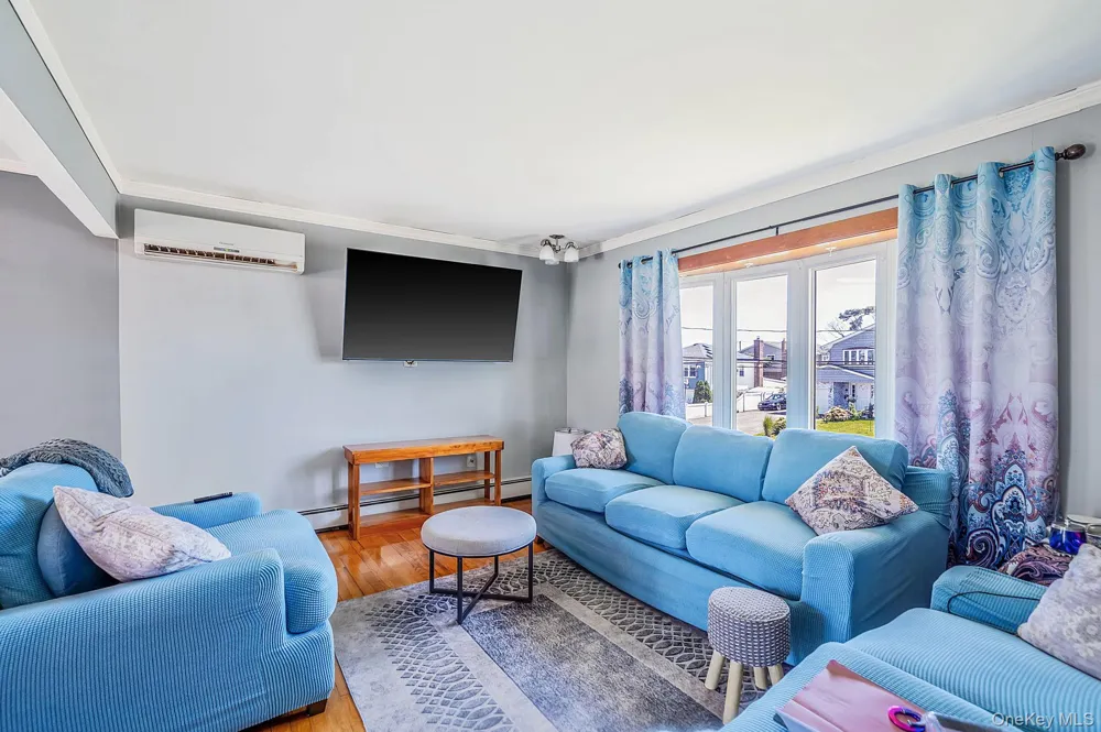8 Wilson Place Lindenhurst, NY 11757
