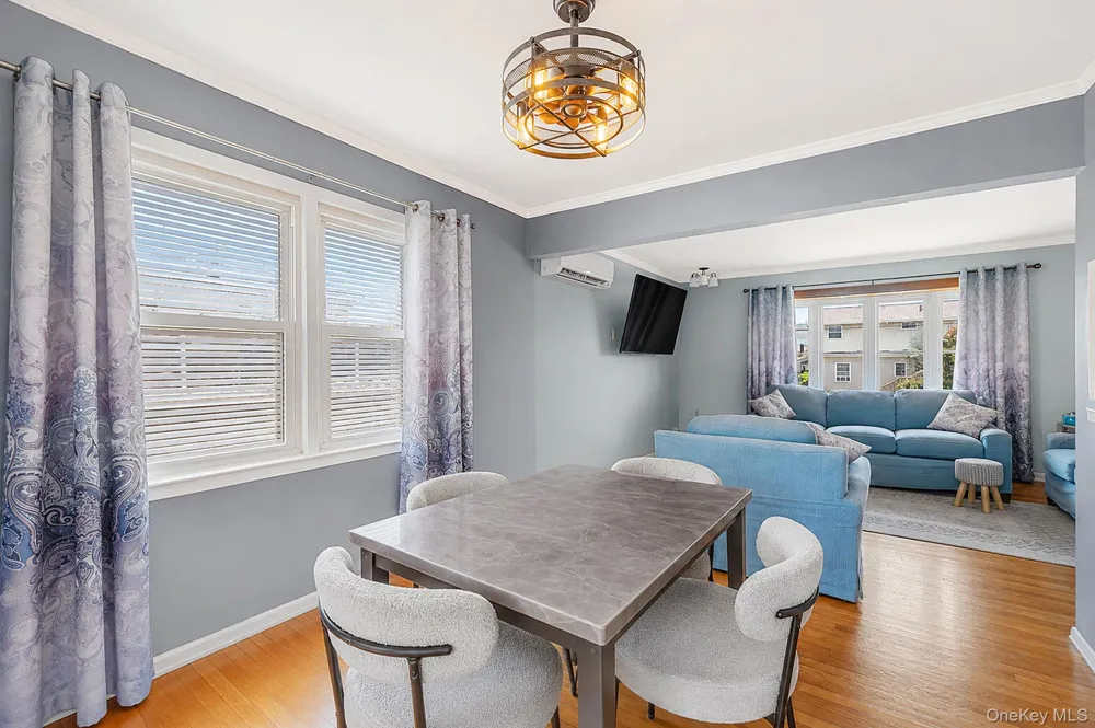 8 Wilson Place Lindenhurst, NY 11757