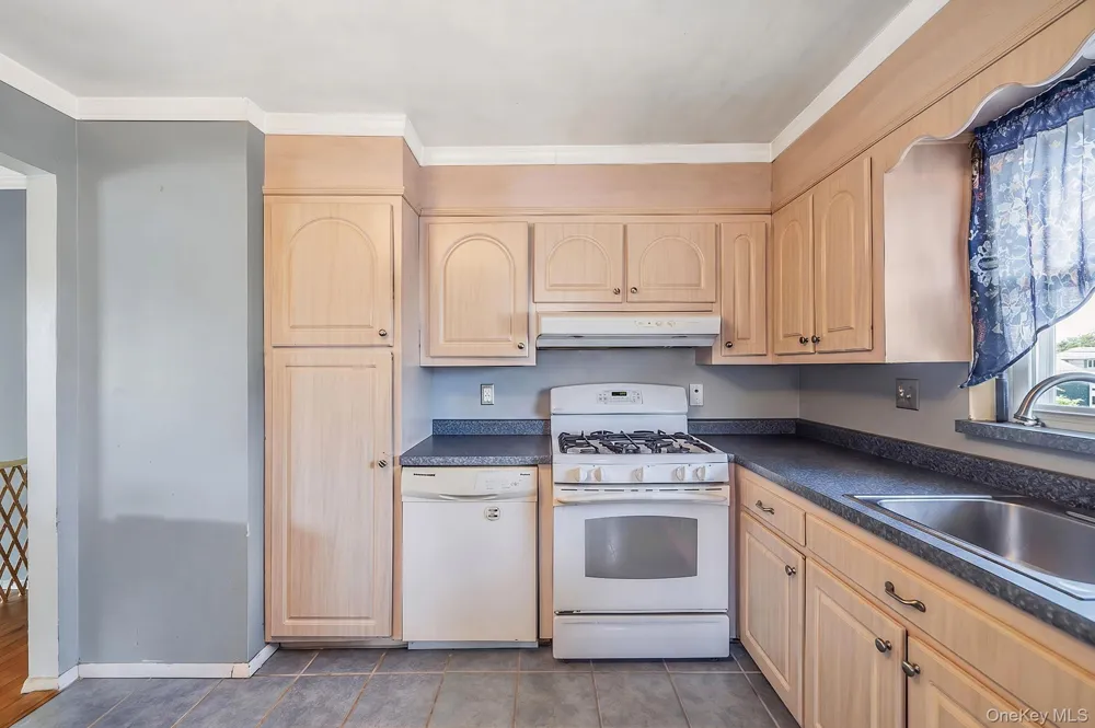 8 Wilson Place Lindenhurst, NY 11757