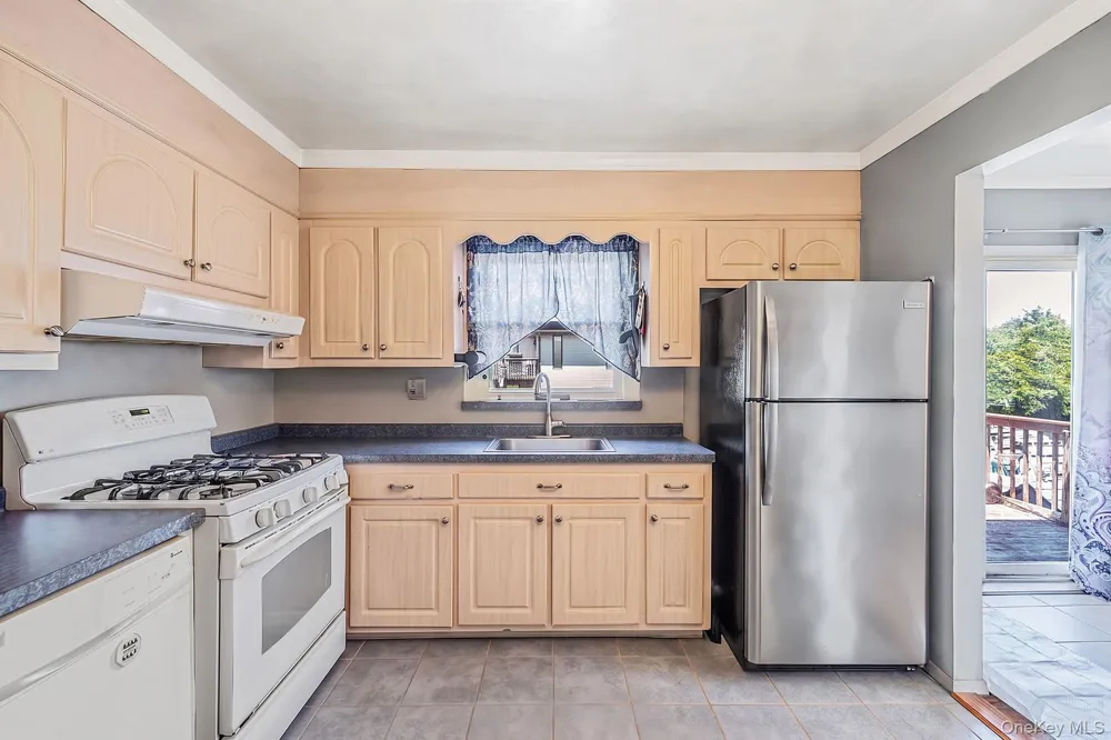 8 Wilson Place Lindenhurst, NY 11757