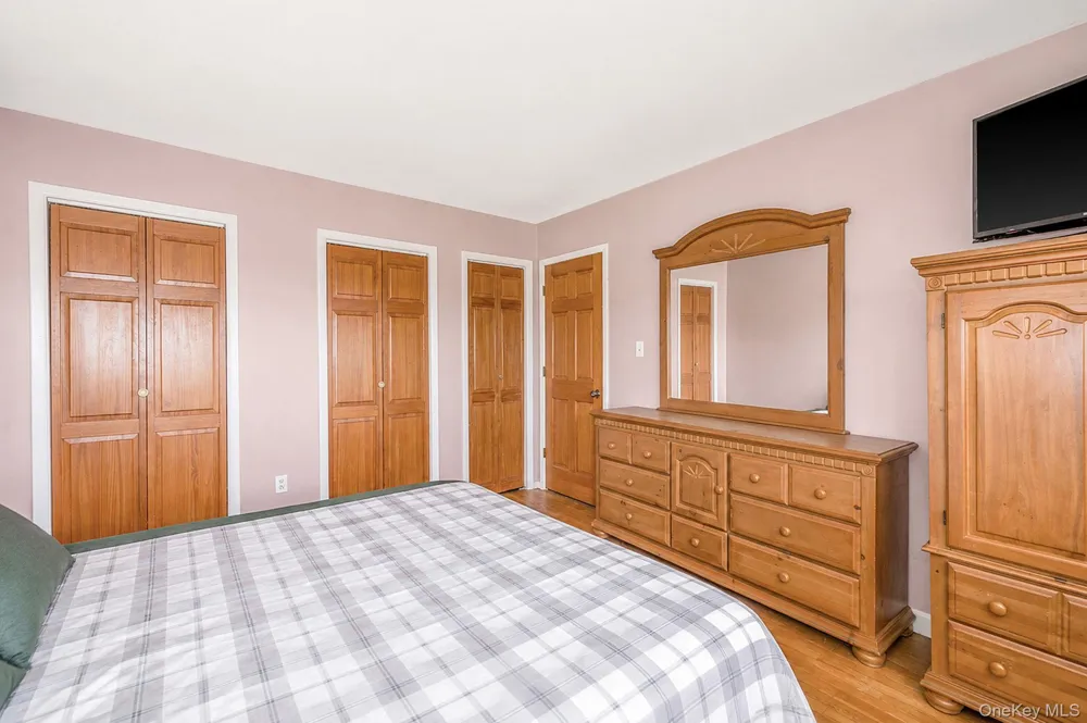 8 Wilson Place Lindenhurst, NY 11757