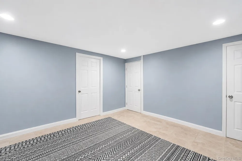 8 Wilson Place Lindenhurst, NY 11757