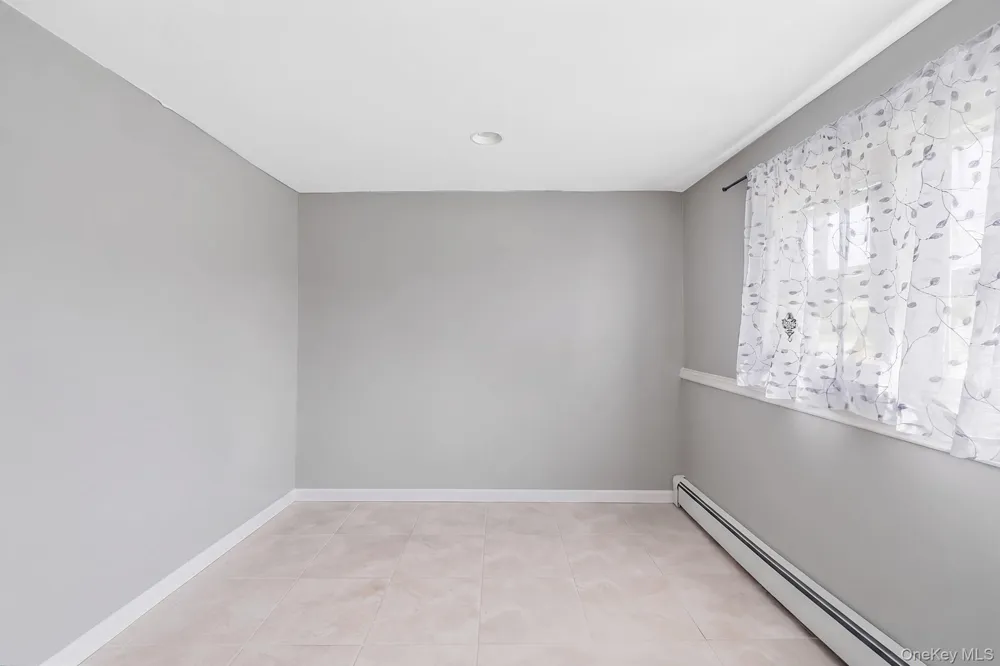 8 Wilson Place Lindenhurst, NY 11757
