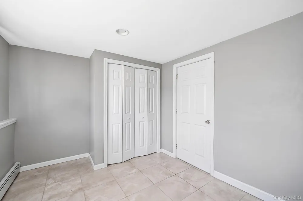 8 Wilson Place Lindenhurst, NY 11757