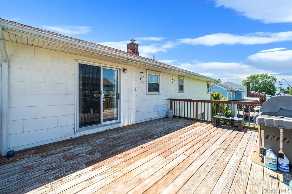 8 Wilson Place Lindenhurst, NY 11757
