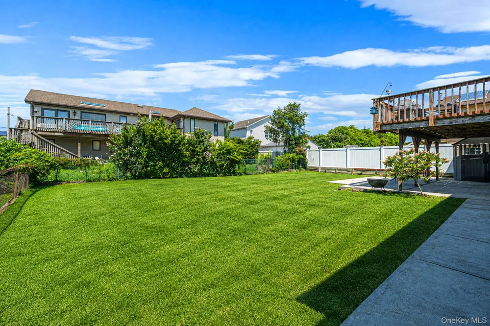 8 Wilson Place Lindenhurst, NY 11757