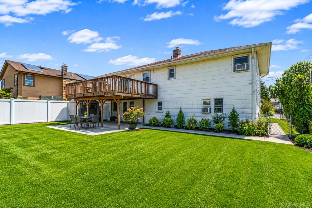 8 Wilson Place Lindenhurst, NY 11757