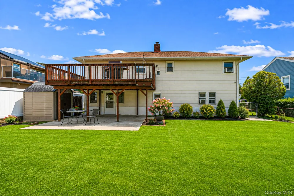 8 Wilson Place Lindenhurst, NY 11757