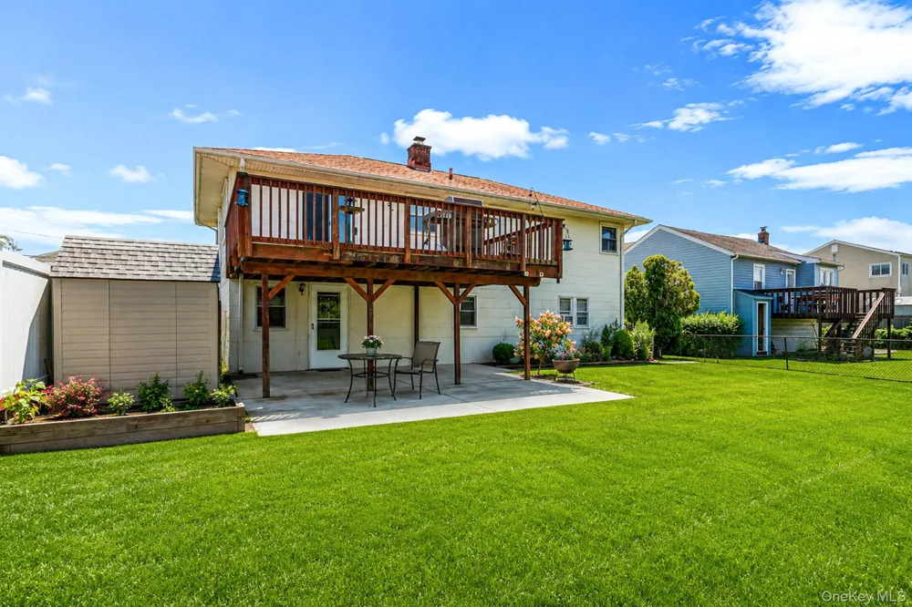 8 Wilson Place Lindenhurst, NY 11757