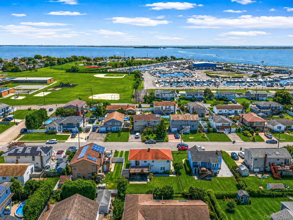 8 Wilson Place Lindenhurst, NY 11757