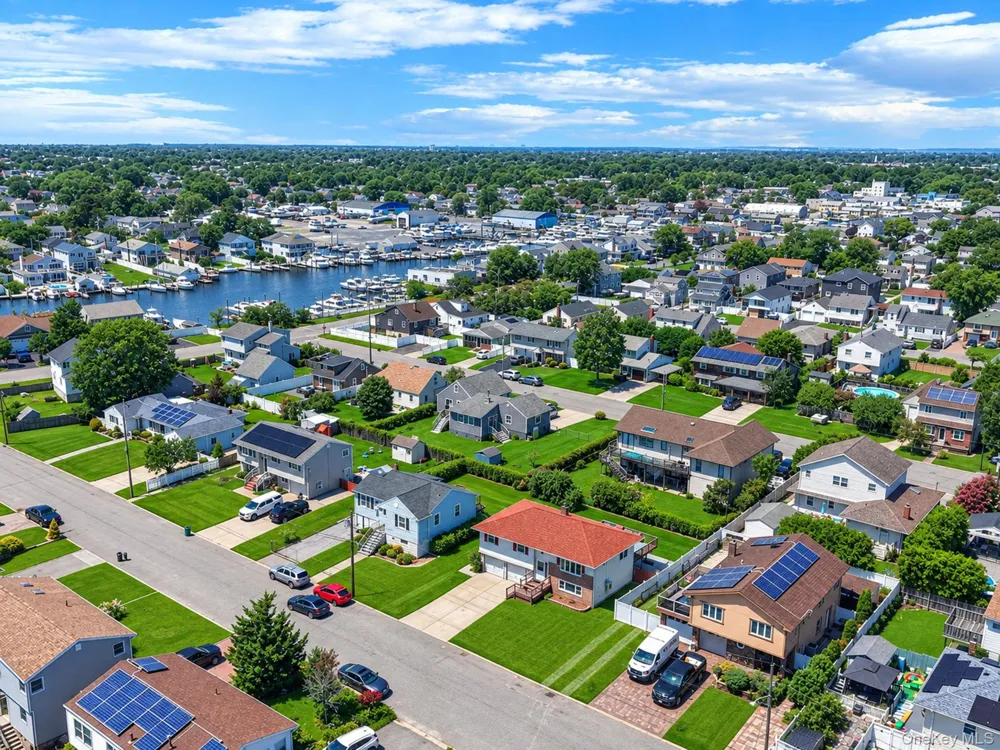 8 Wilson Place Lindenhurst, NY 11757