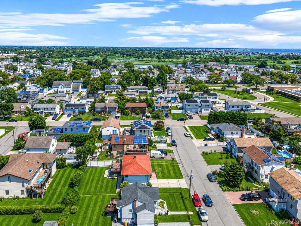 8 Wilson Place Lindenhurst, NY 11757