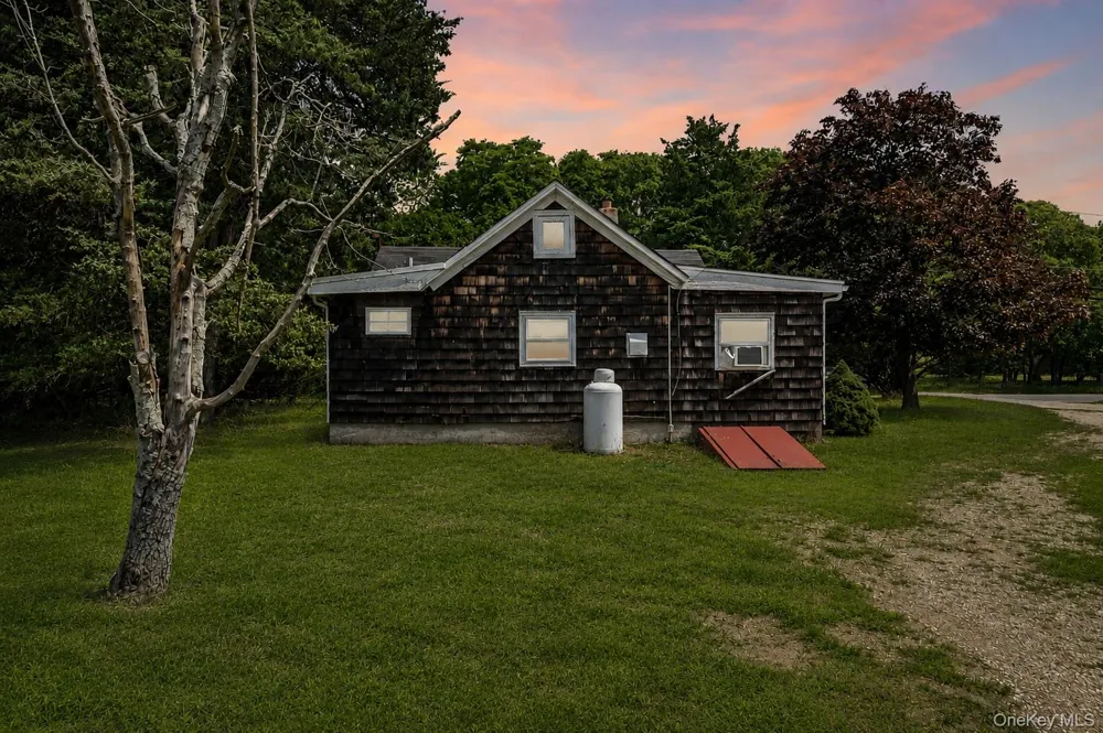 35 Spinner Lane East Hampton, NY 11937