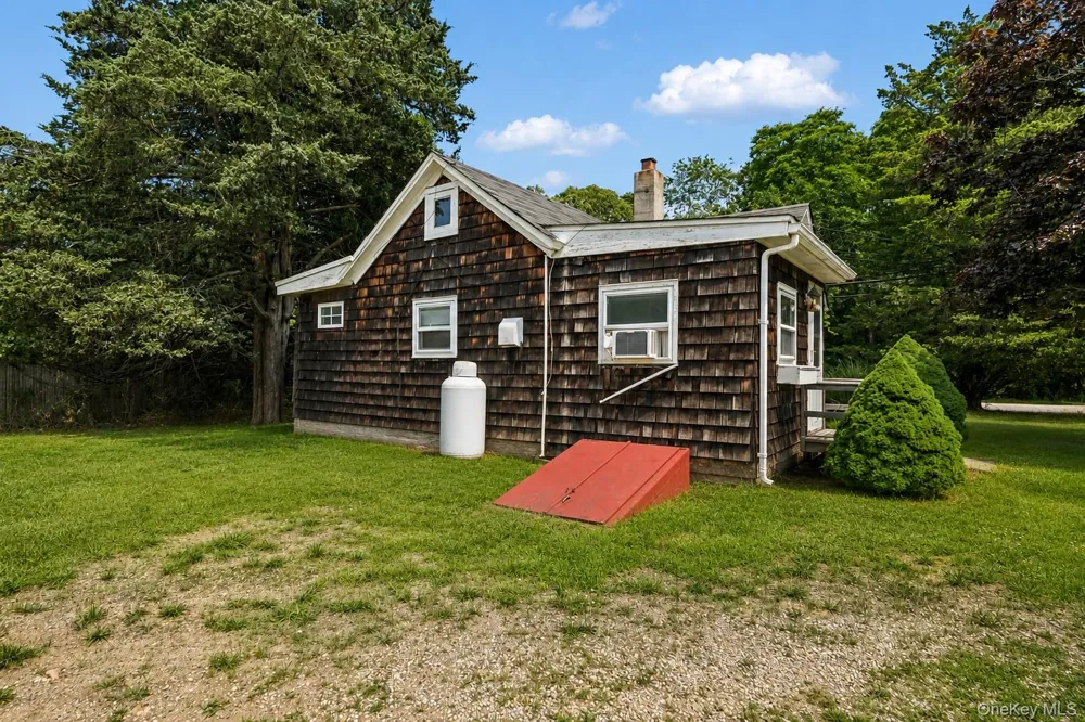 35 Spinner Lane East Hampton, NY 11937