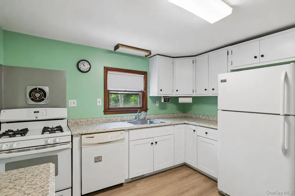 35 Spinner Lane East Hampton, NY 11937