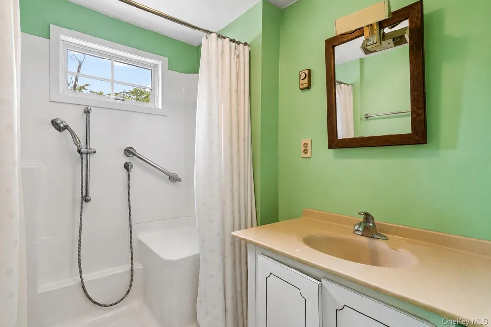 35 Spinner Lane East Hampton, NY 11937