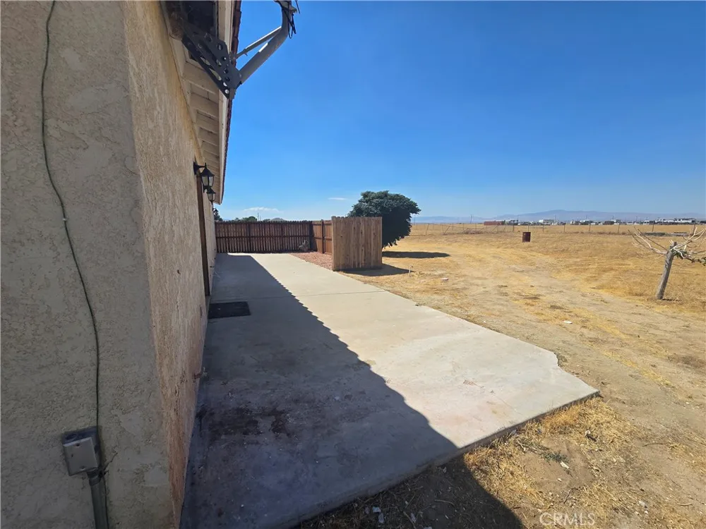 7057 W Avenue H Lancaster, CA 93536