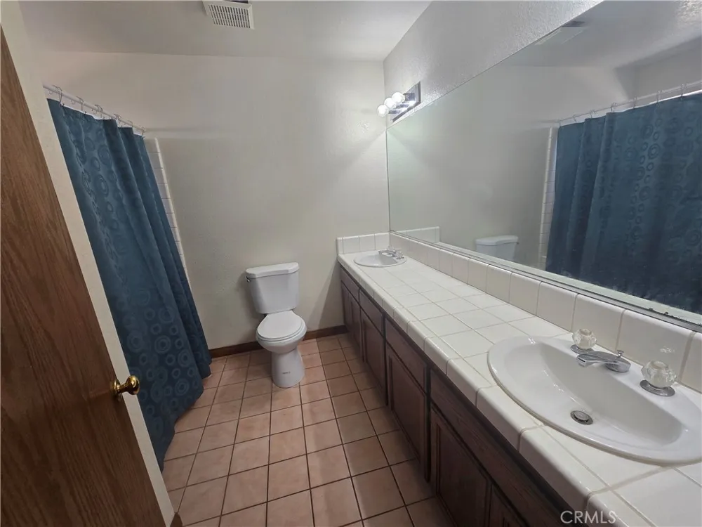7057 W Avenue H Lancaster, CA 93536