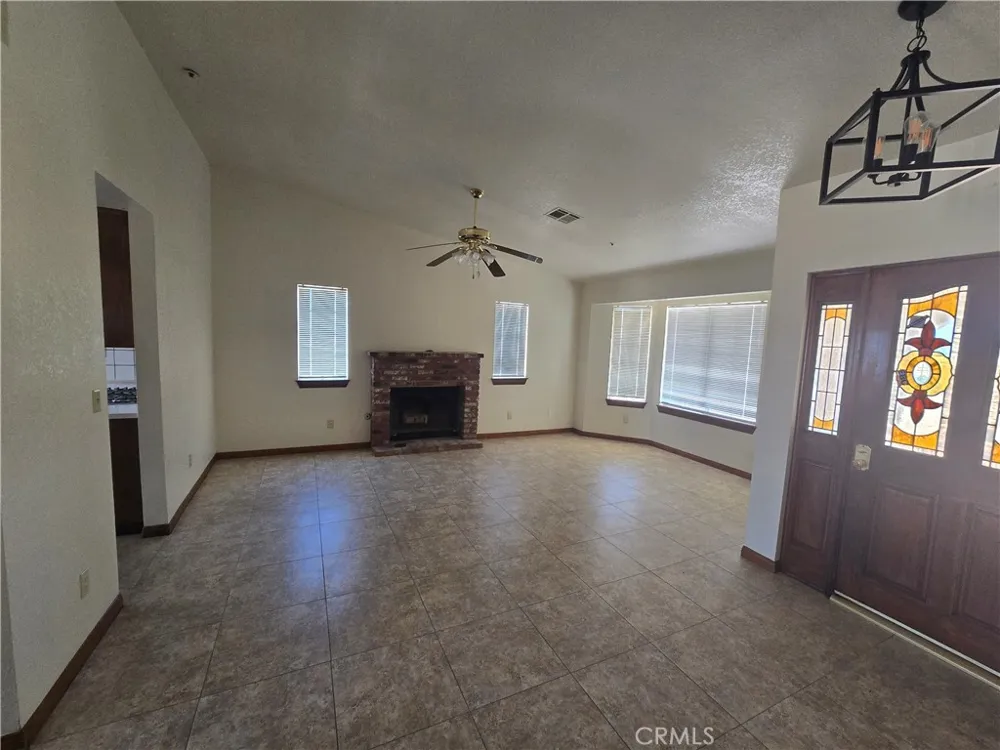 7057 W Avenue H Lancaster, CA 93536