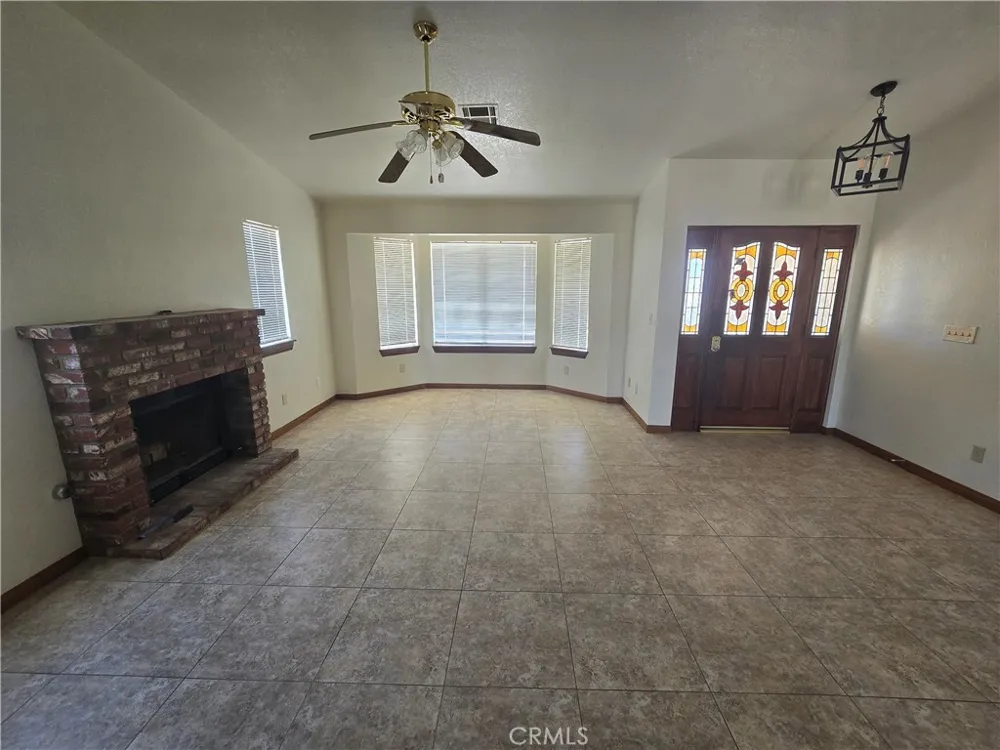 7057 W Avenue H Lancaster, CA 93536